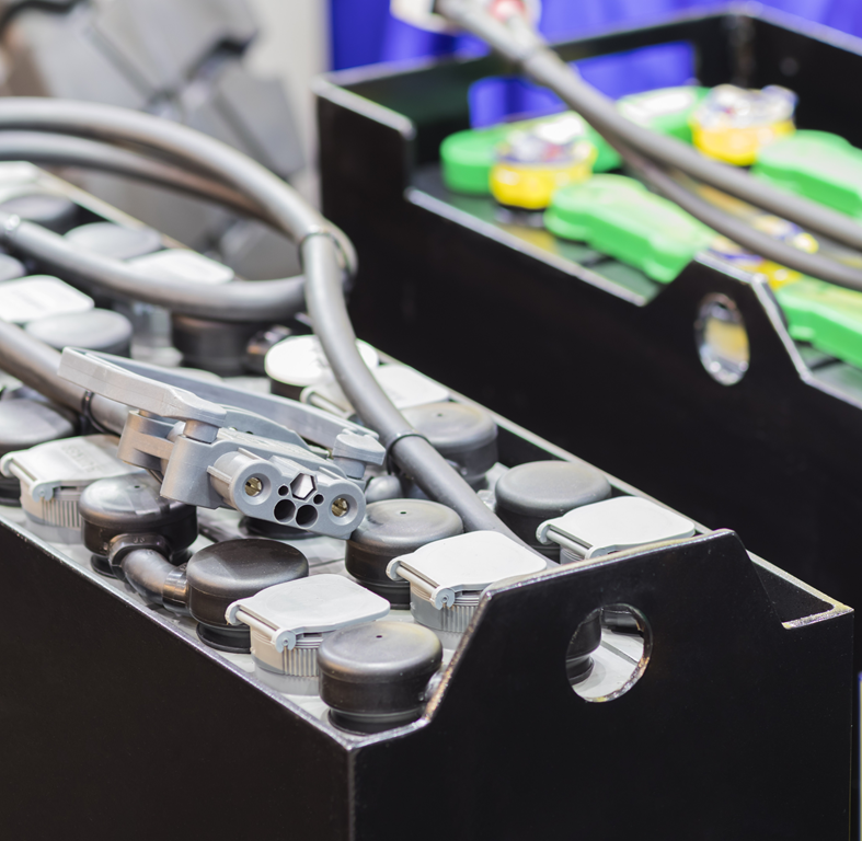 Bateria trakcyjna w skrzyni ze złączem elektrycznym REMA